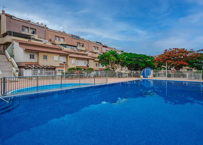 شقة Red Large Family Apartment, Three Floors, 10 Guests *