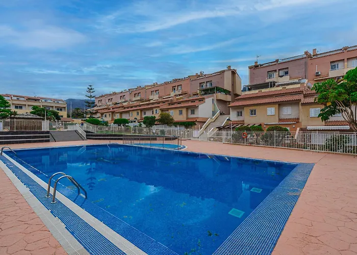 Red Large Family Apartment, Three Floors, 10 Guests Apartamento