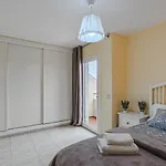 Red Large Family Apartment, Three Floors, 10 Guests