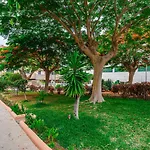 Red Large Family Apartment, Three Floors, 10 Guests