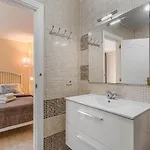 Red Large Family Apartment, Three Floors, 10 Guests Appartement