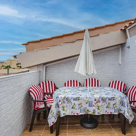 Red Large Family Apartment, Three Floors, 10 Guests *