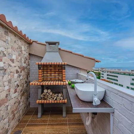 Red Large Family Apartment, Three Floors, 10 Guests 아파트 *