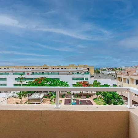 Lejlighed Red Large Family Apartment, Three Floors, 10 Guests