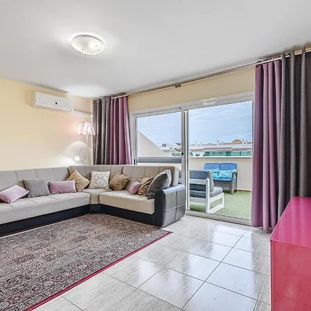 Lejlighed Red Large Family Apartment, Three Floors, 10 Guests