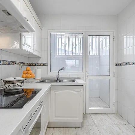 Red Large Family Apartment, Three Floors, 10 Guests Lejlighed *