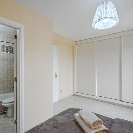 Red Large Family Apartment, Three Floors, 10 Guests Lejlighed *