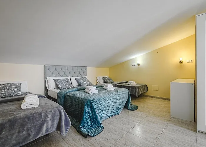 Red Large Family Apartment, Three Floors, 10 Guests * 아데제