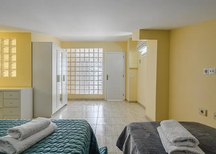 Red Large Family Apartment, Three Floors, 10 Guests 아데제