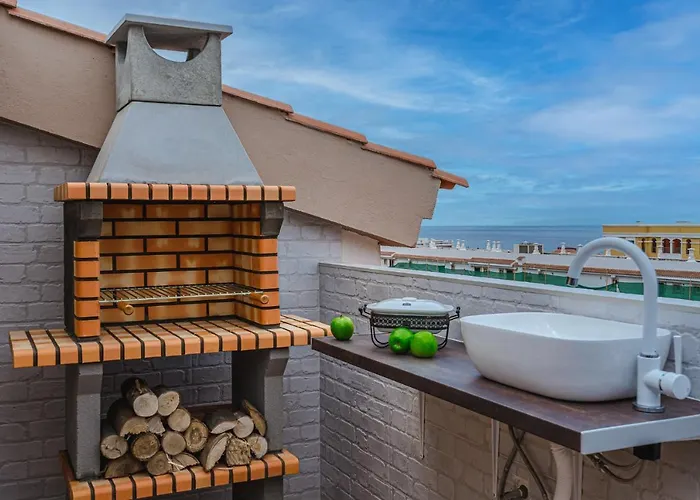 Red Large Family Apartment, Three Floors, 10 Guests 아파트 아데제