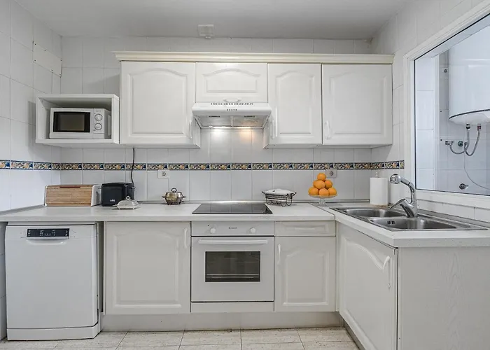 Red Large Family Apartment, Three Floors, 10 Guests 아데제