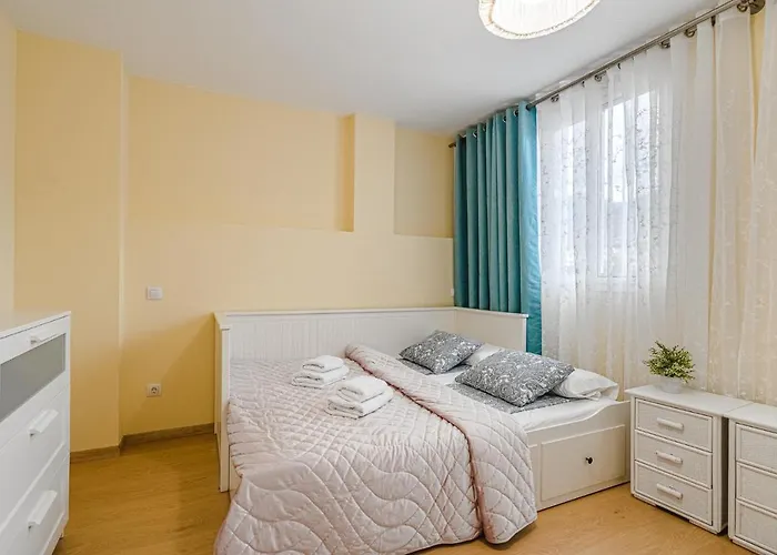 Red Large Family Apartment, Three Floors, 10 Guests * 아데제