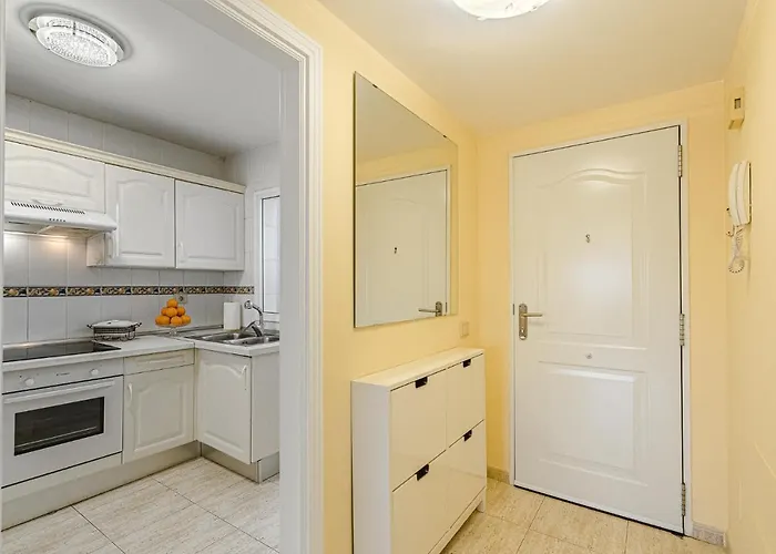 Red Large Family Apartment, Three Floors, 10 Guests