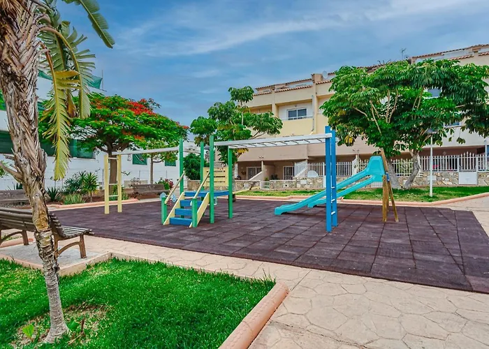 Red Large Family Apartment, Three Floors, 10 Guests 아파트 아데제