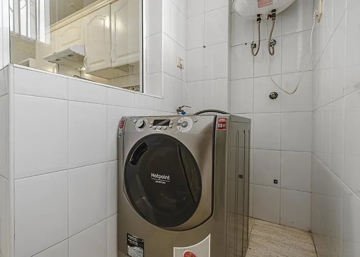 Red Large Family Apartment, Three Floors, 10 Guests 아파트 *