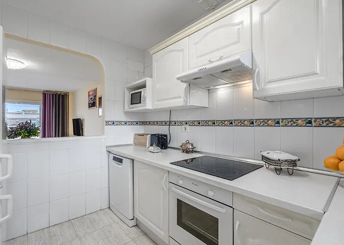 Red Large Family Apartment, Three Floors, 10 Guests 아데제