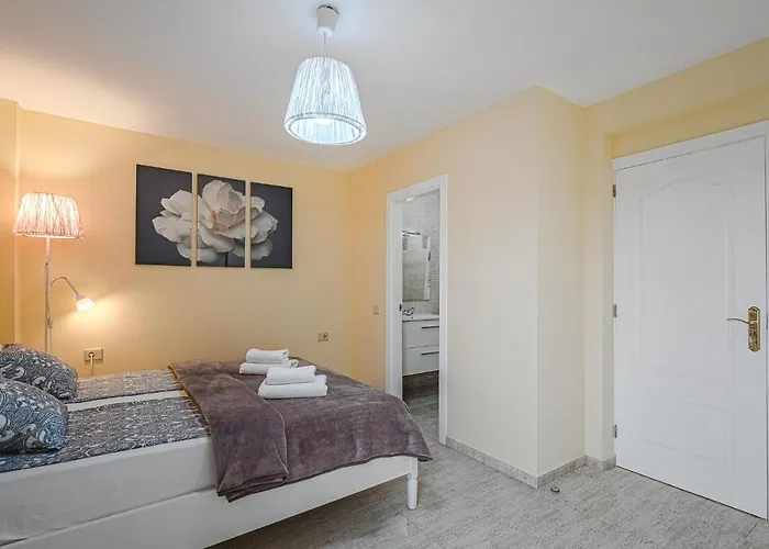 Red Large Family Apartment, Three Floors, 10 Guests 아파트