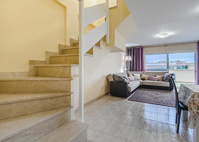 Red Large Family Apartment, Three Floors, 10 Guests * 아데제