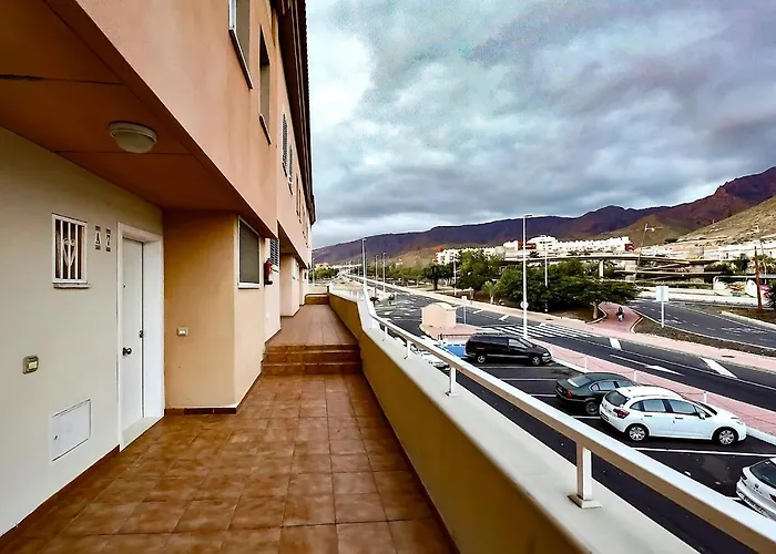 Red Large Family Apartment, Three Floors, 10 Guests