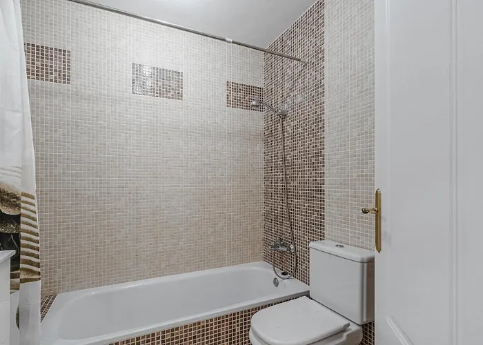 Red Large Family Apartment, Three Floors, 10 Guests 아파트 아데제